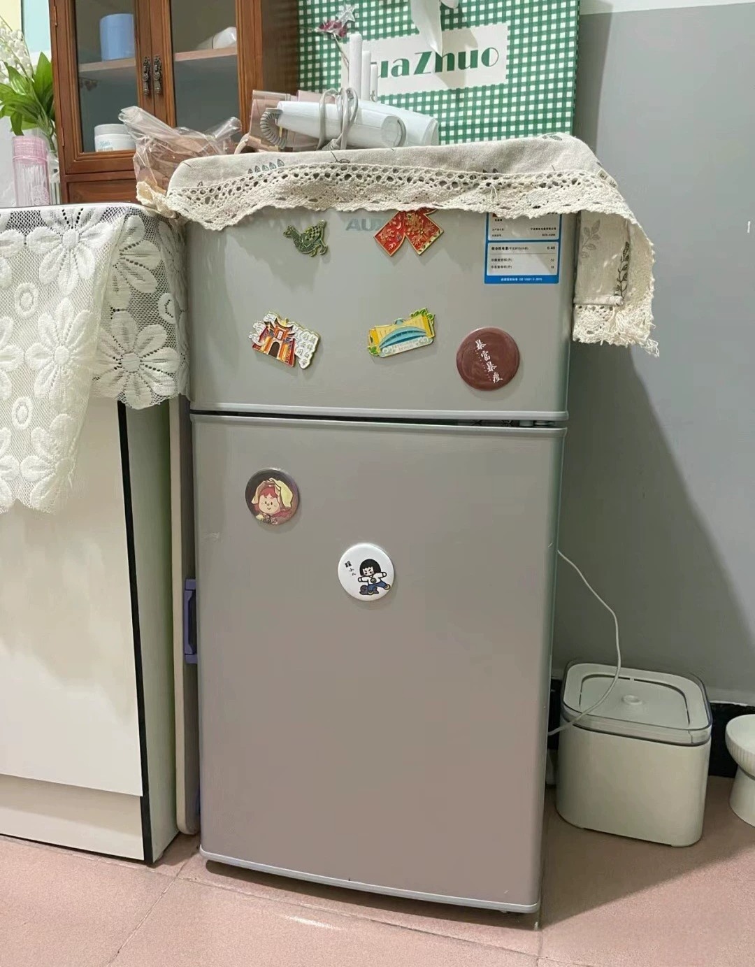 【闲置冰箱】出一台自用租房小冰箱，一两个人一起用没问题，功能全部正常，外观有一些瑕疵磕碰 美的申花迷你小冰箱全新未拆封冷藏冷冻小型家用公寓租房办公室三天一度电节